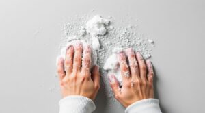 Чем можно удалить монтажную пену с рук