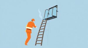 Как часто должны проводиться эксплуатационные испытания пожарных лестниц и ограждений на крыше
