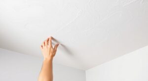Как шпатлевать потолок ровно своими руками