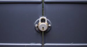Какой замок выбрать для калитки забора из профнастила